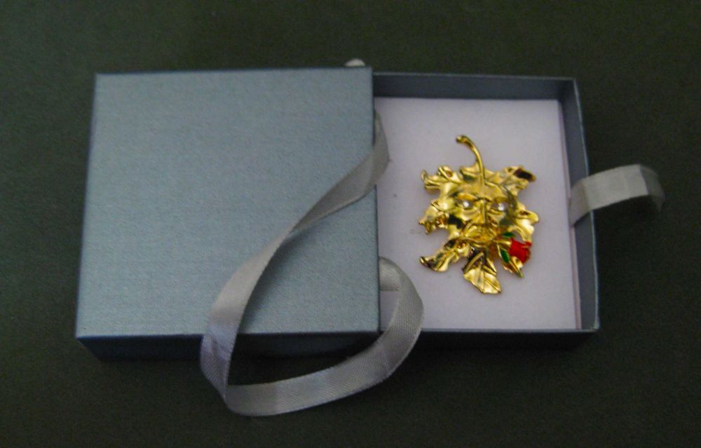 Alfinete / Broche / Pregadeira Folha c/ Rosto e Rosa NOVO