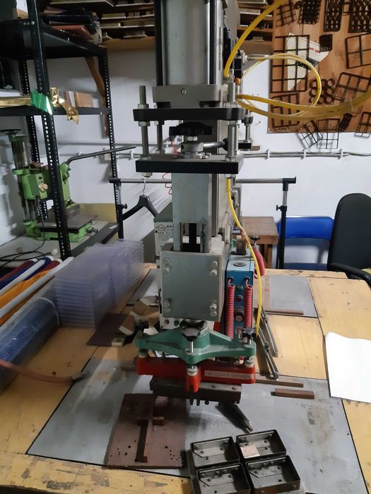 Máquina de Alta Frequência - 2 postos de trabalho