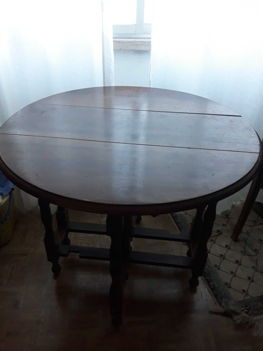 Mesa de madeira de mogno