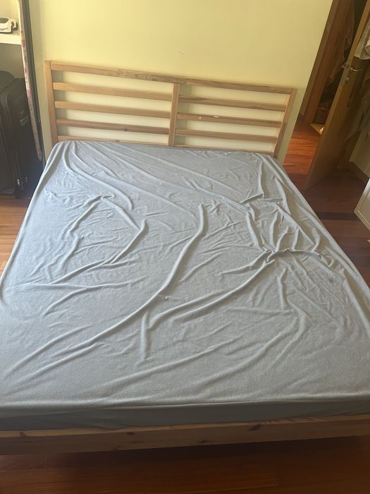 Cama de casal com colchão - quase nova