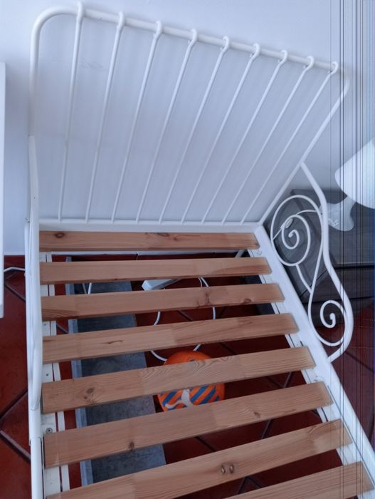 Cama IKEA com estrado e colchão.