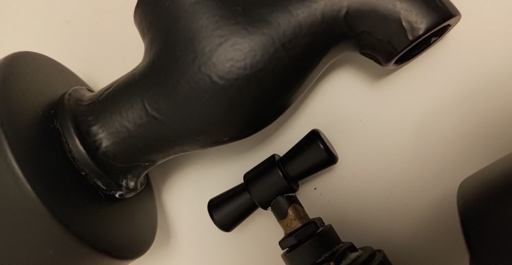 2 torneiras de parede em latão