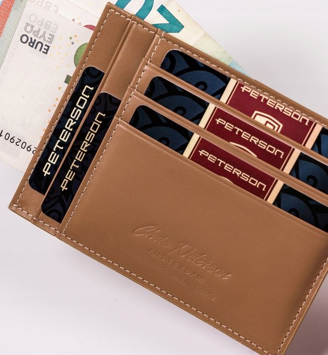 Modne płaskie etui na karty skóra naturalna mały portfel brązowy