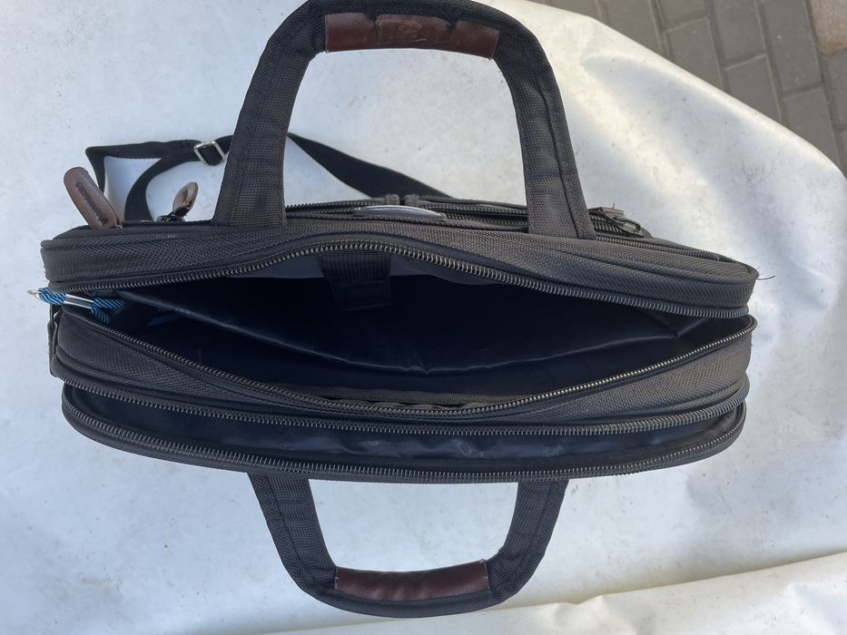 Vendo mala de tiracolo de portátil Over lords Dragon leathter