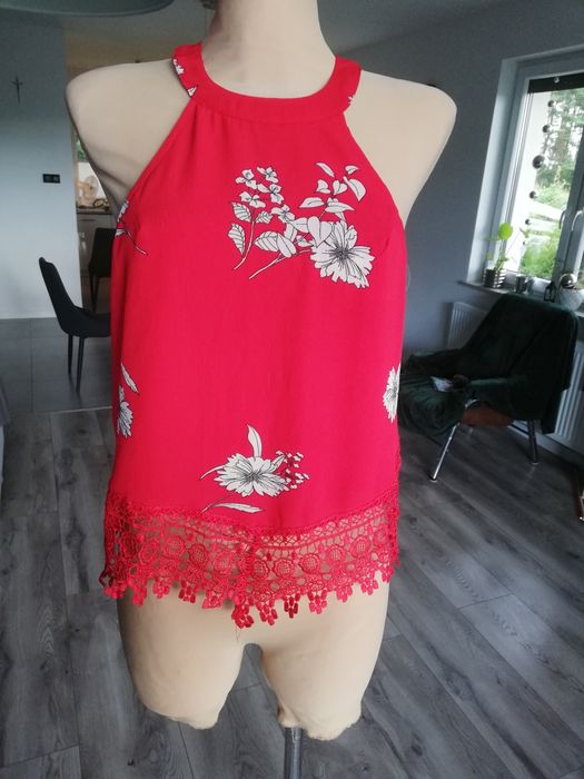 Czerwona bluzeczka w kwiaty wykończona koronką bez rękawów glamorous