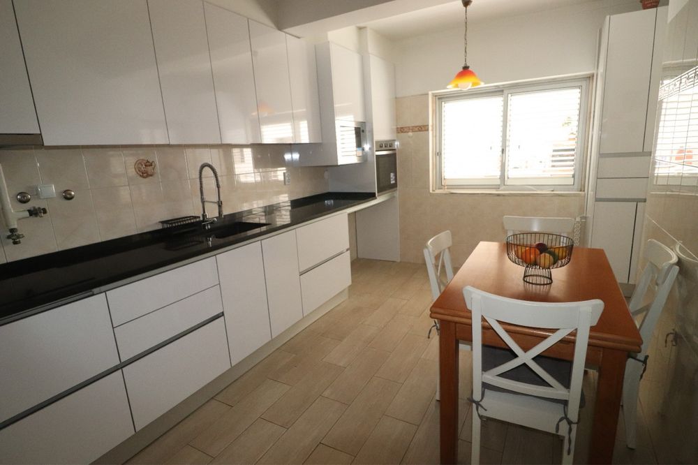 Oportunidade! Mesa extensivel em madeira maciça e 4 cadeiras