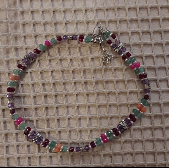 Gargantilha de pedras de varias cores