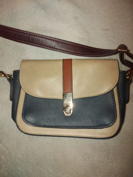 Niewielka torebka z długim paskiem 18x13 cm