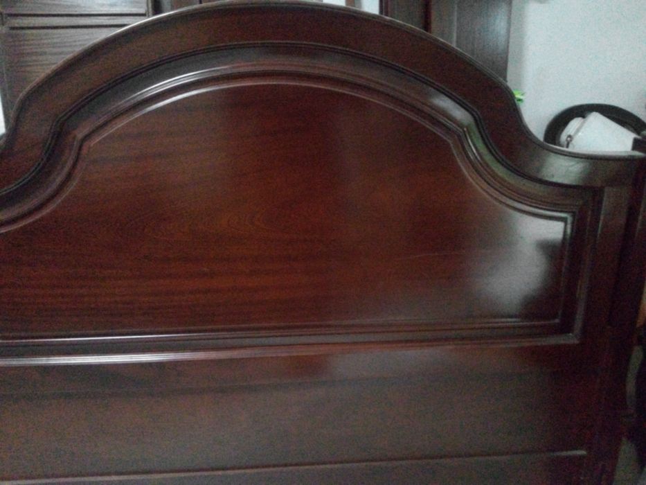 Cama de casal em mogno