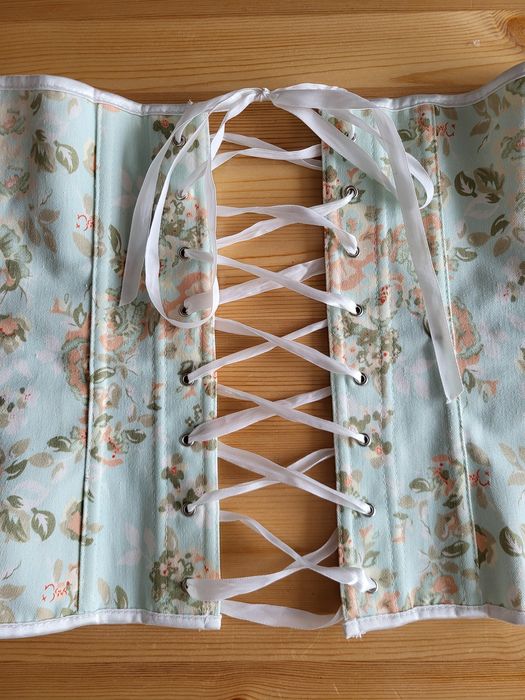 Квітчатий корсет на кісточках