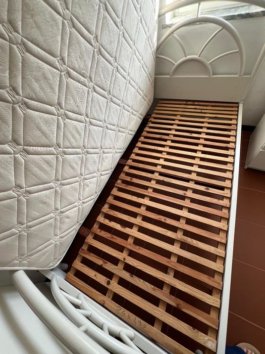 Cama de madeira branca com colchão e estrado