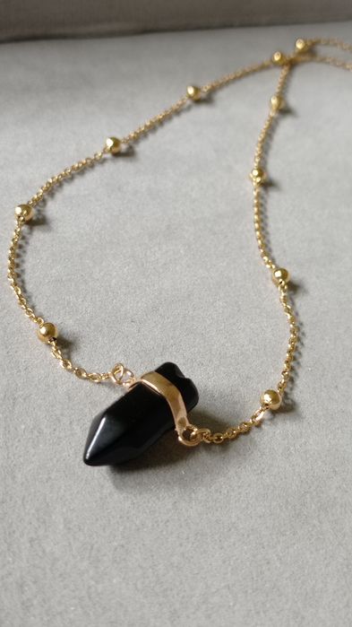 Krótki naszyjnik z czarnym kamieniem w okuciu