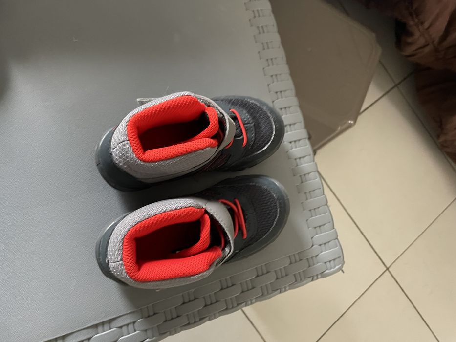 Varios sapatos de bebé