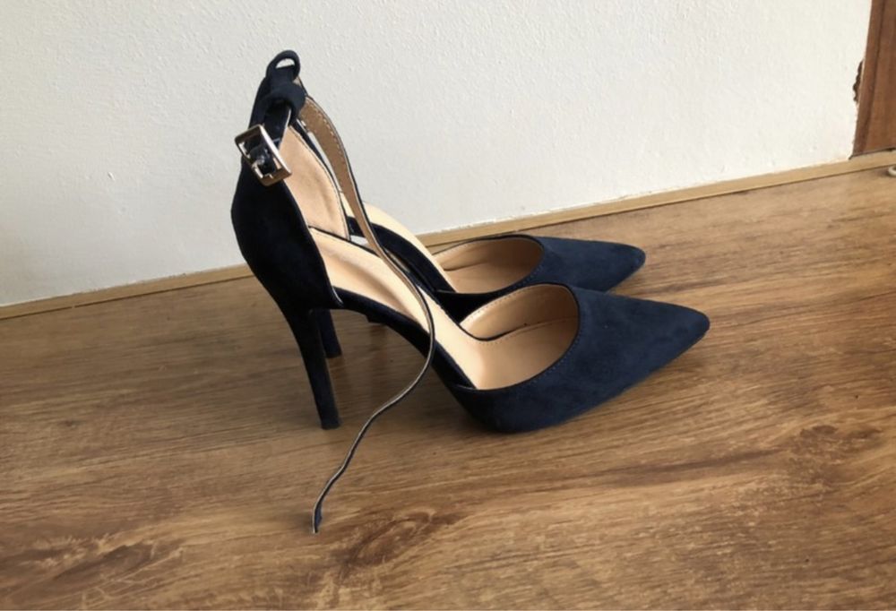 Granatowe szpilki DeeZee 37