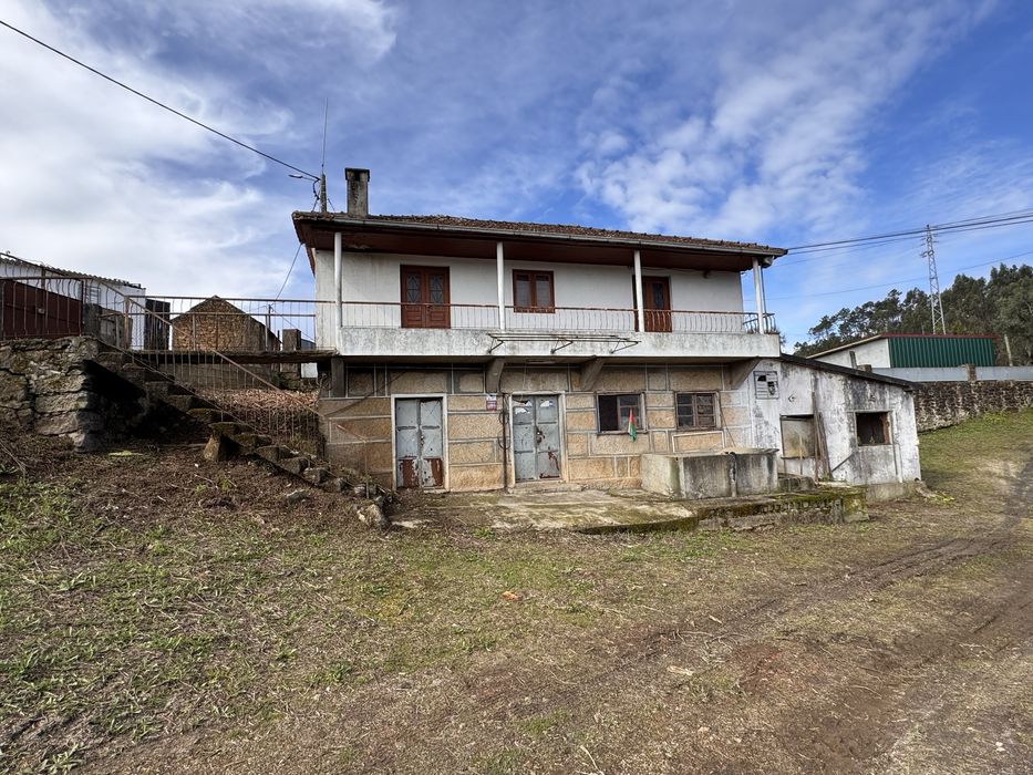 Venda de Armazéns Industriais e Moradia em Codeçoso (Celorico de Basto
