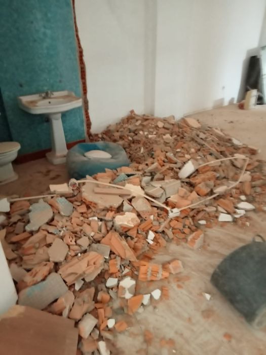 Cargas de entulho  e limpeza de terrenos