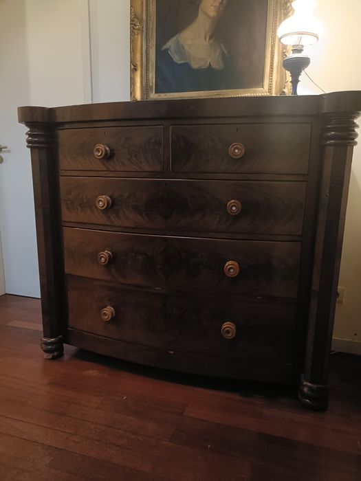 Cómoda grande de barriga em madeira maciça