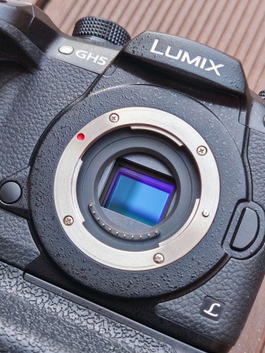 Panasonic Lumix GH5 + V-Log L + Grip + 4 baterie
