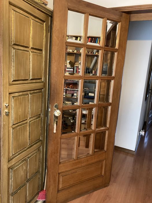Porta em madeira com 15 espelhos