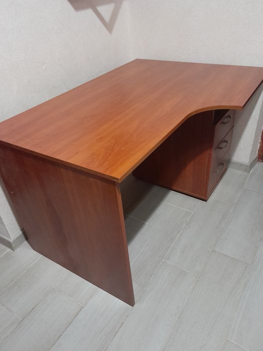 Стіл письмовий у відмінному стані