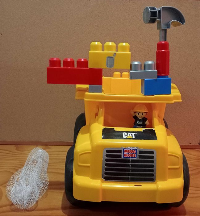 Camião basculante grande CAT.