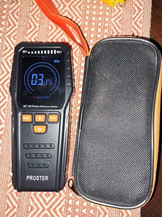 Miernik wilgotności drewna.