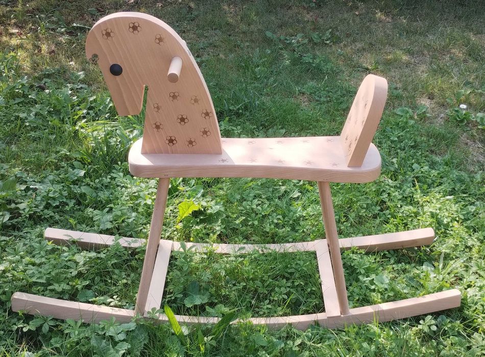 Konik drewniany na biegunach