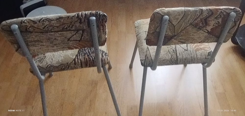 Продаю два крепких,красивых  стула с металлическими ножками.