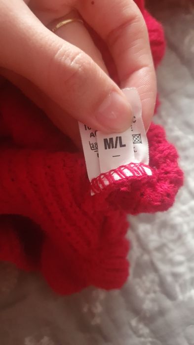Czerwony sweter w opuszczonymi ramionami stan bdb rozm. S/M