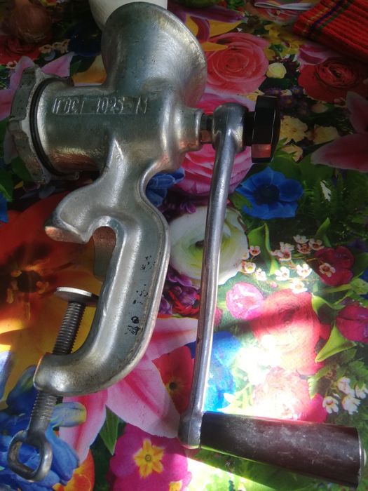 Мясорубка  и запасные части. продам.