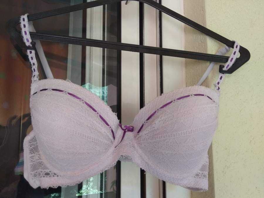 Soutien Branco com Fita Roxa - Usado mas em bom estado