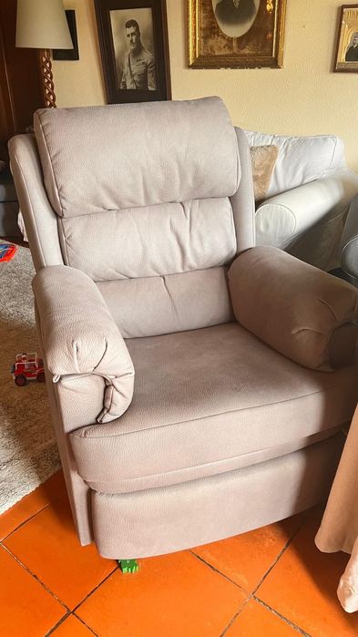 Cadeirão reclinável elétrico muito bom estado