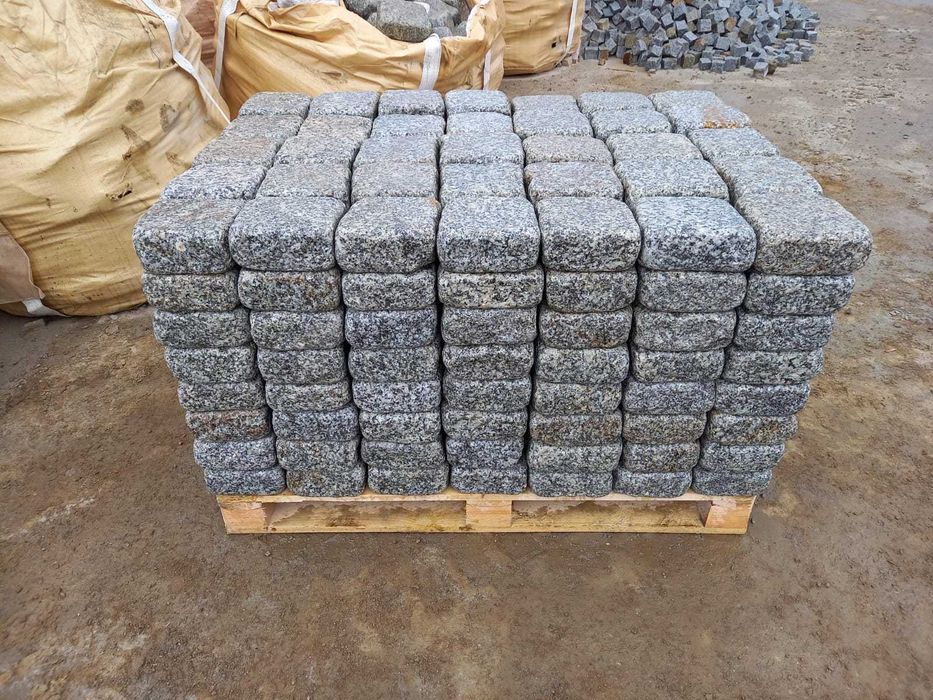 Kostka granitowa cięto-łupana otoczona 16/16/6; 16/16/8 szaro-ruda