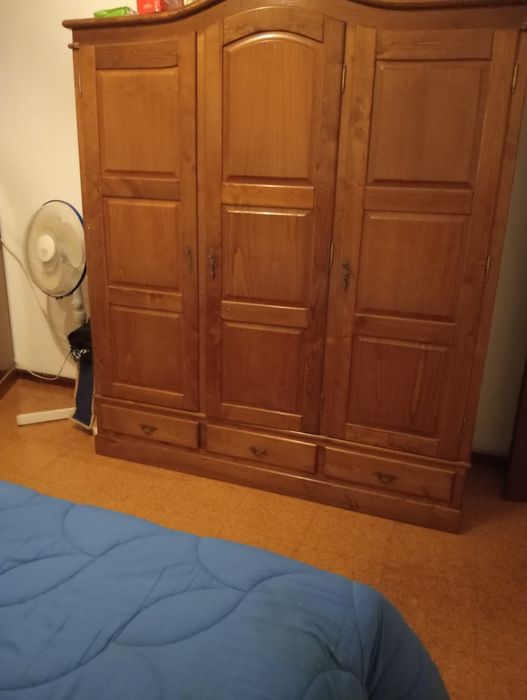 Vende se cama se casal sem colchao ,2 mesas de cabeceira e um guarda fatos de três portas
