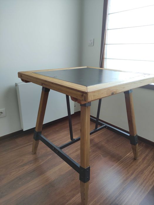 Conjunto de mesa e cadeiras estilo industrial