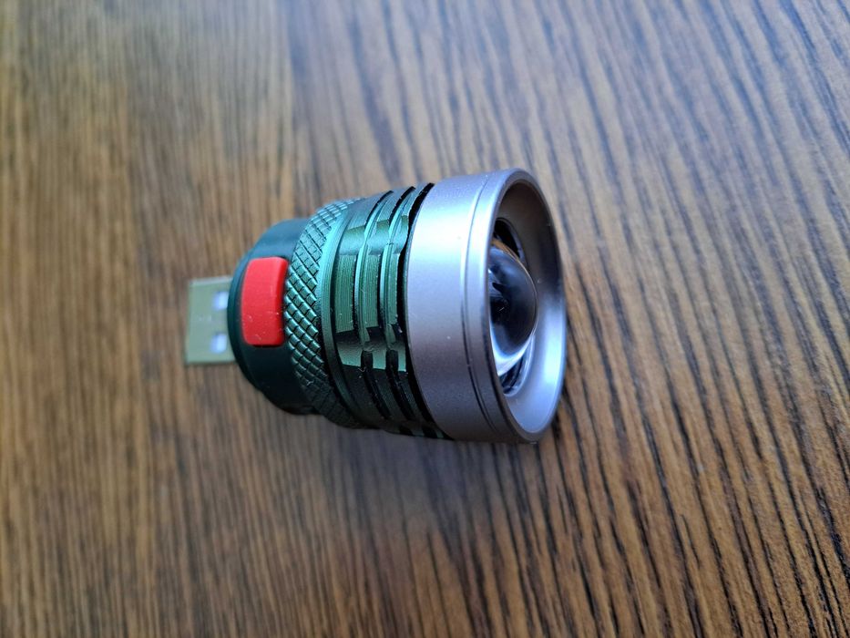 Міні-портативний USB-ліхтарик.