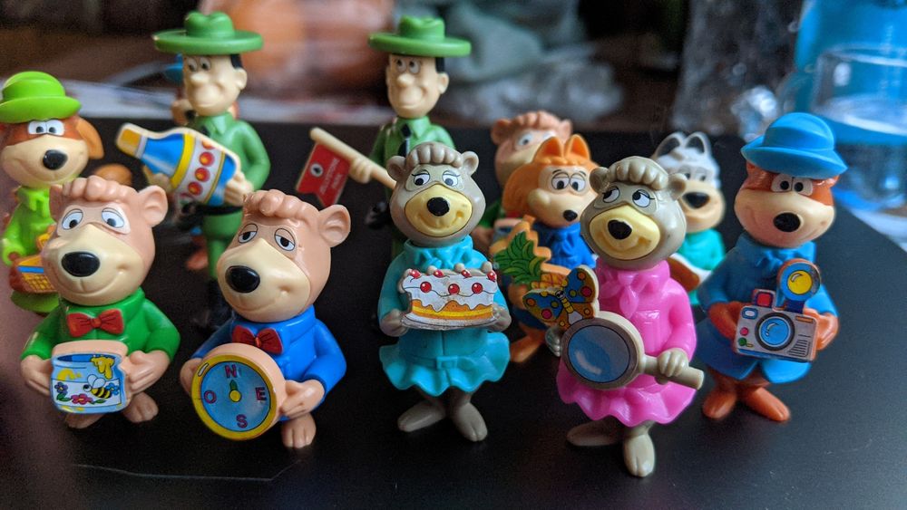 Stare Kolekcjonerskie Figurki Kinder Niespodzianka Miś Yogi 1996r 14sz