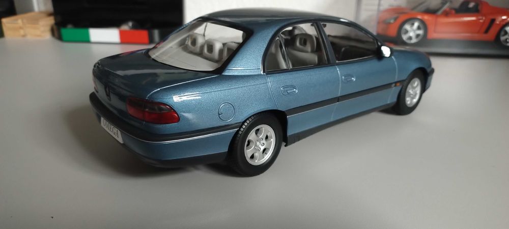 Opel Omega B Triple9 1:18