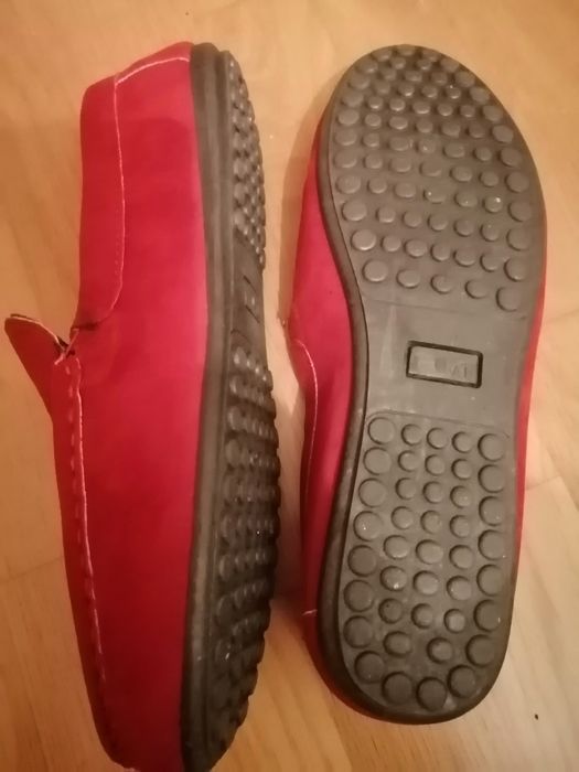 Mocassins novos na caixa cor vermelho e verde em camurça