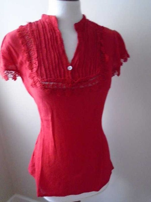 Blusa vermelha tecido enrugado