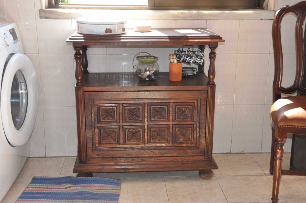 Móvel antigo com bar rotativo