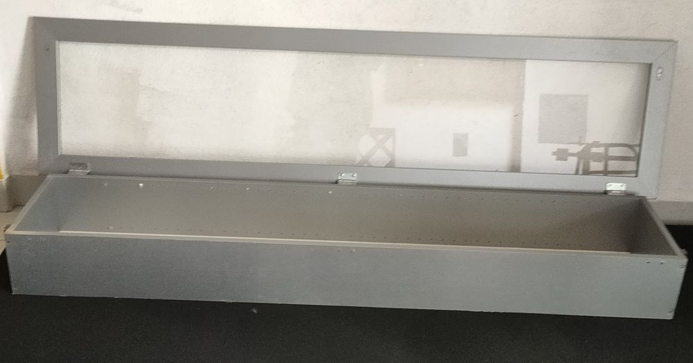 Vitrine em madeira e tampa em vidro