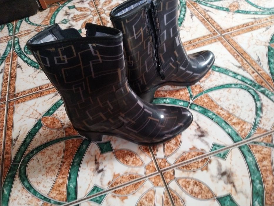 Продам сапожки женские силиконовые