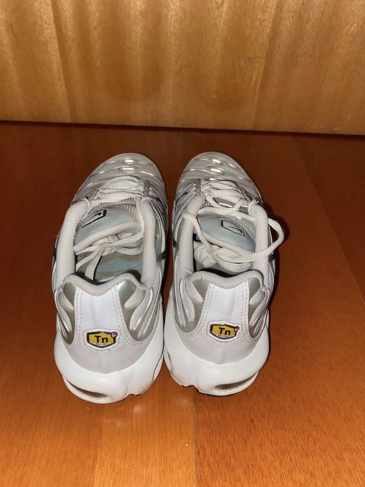 sapatilhas nike TN originais brancas com detalhes cinzentos