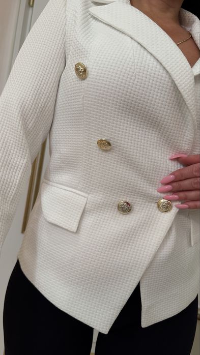 Білий жакет Max Mara з золотими ґудзиками