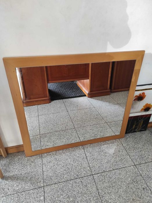 Espelho com moldura em madeira.