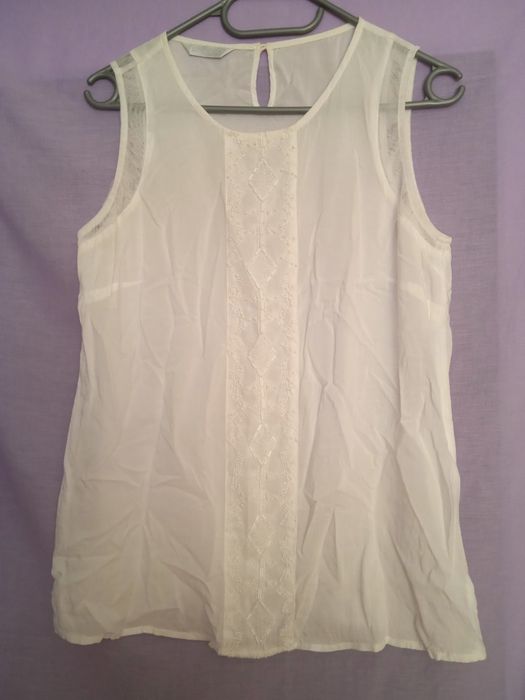 Bluzka biała z haftem.