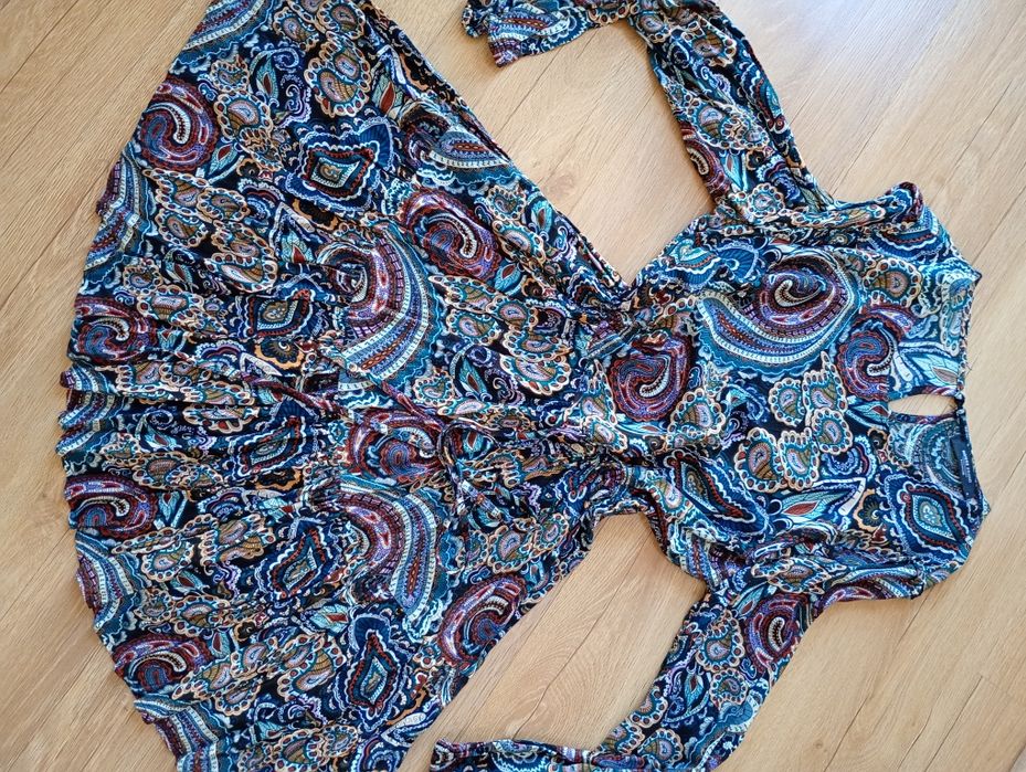 Wielobarwna Sukienka rozkloszowana House M