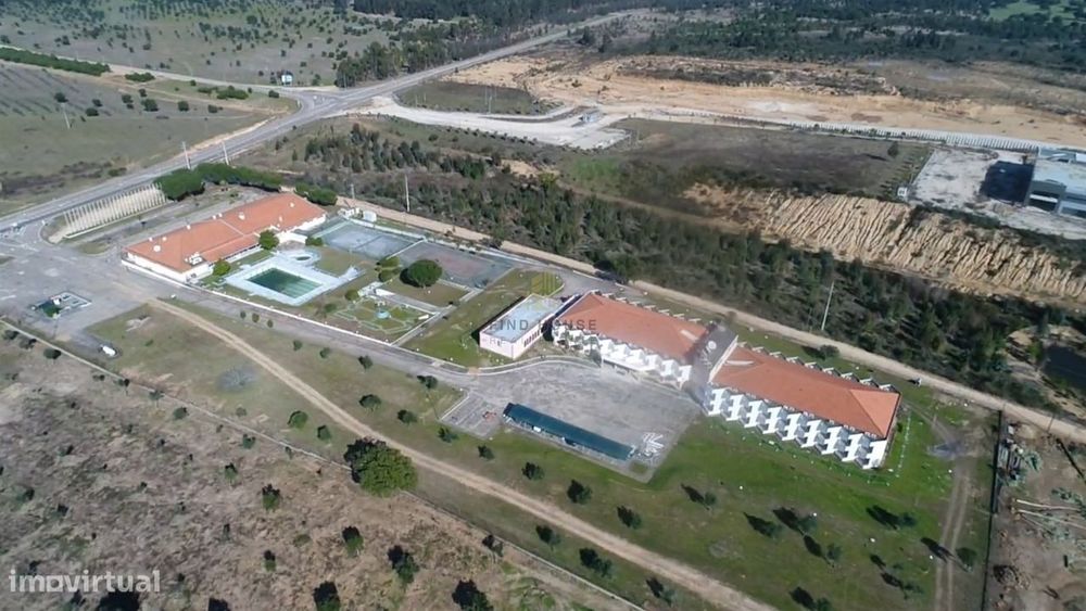 Vende-se antiga unidade hoteleira, com projeto aprovado no Pego, Abran