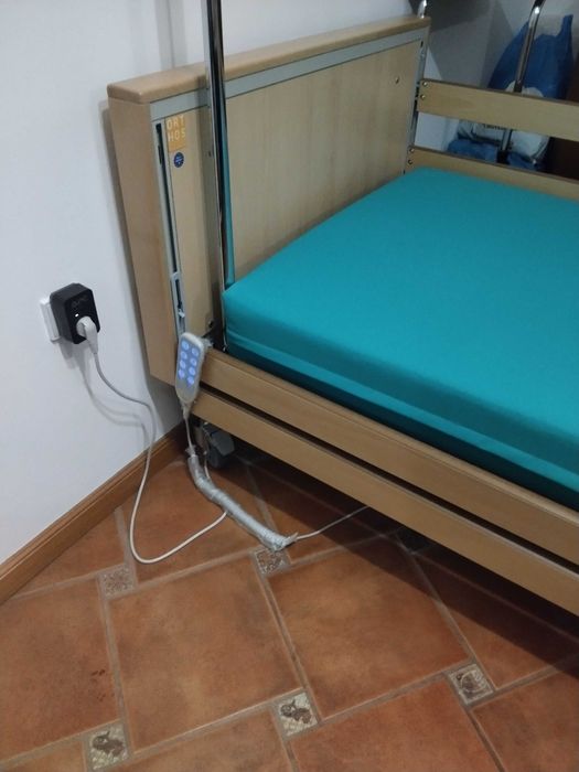 Cama articulada reforçada com motor elétrico com comandos